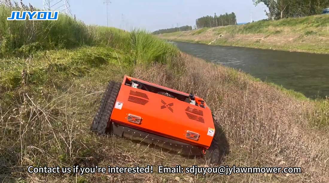  800 remote-controlled tracked mower in operation